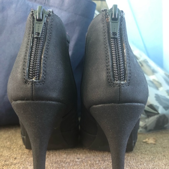 Jennifer Lopez ankle bootie heels - Picture 3 of 4